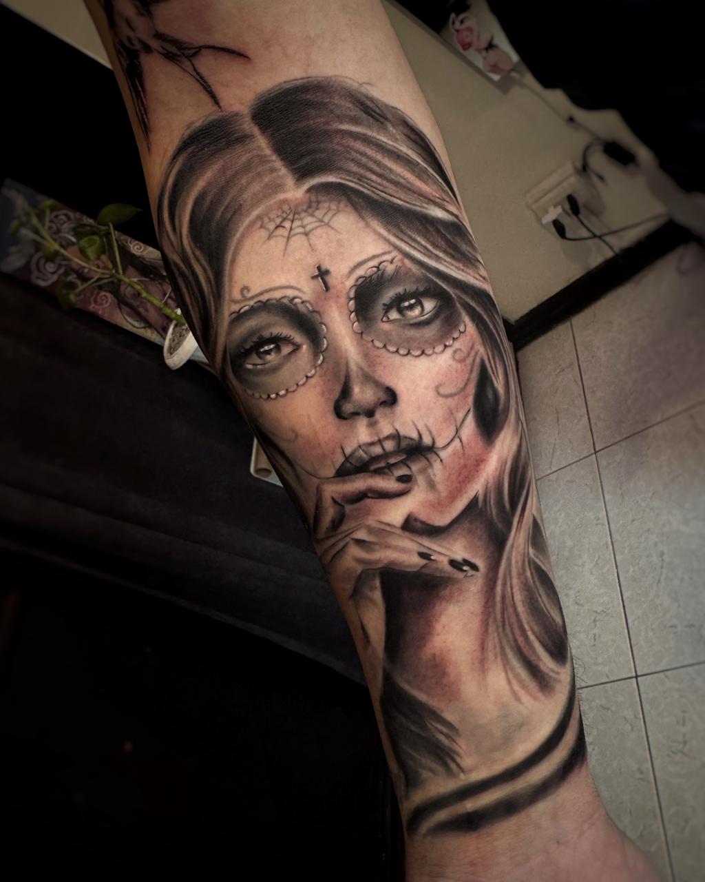 Cuello con sombras en Ñuñoa - Samsara Tattoo