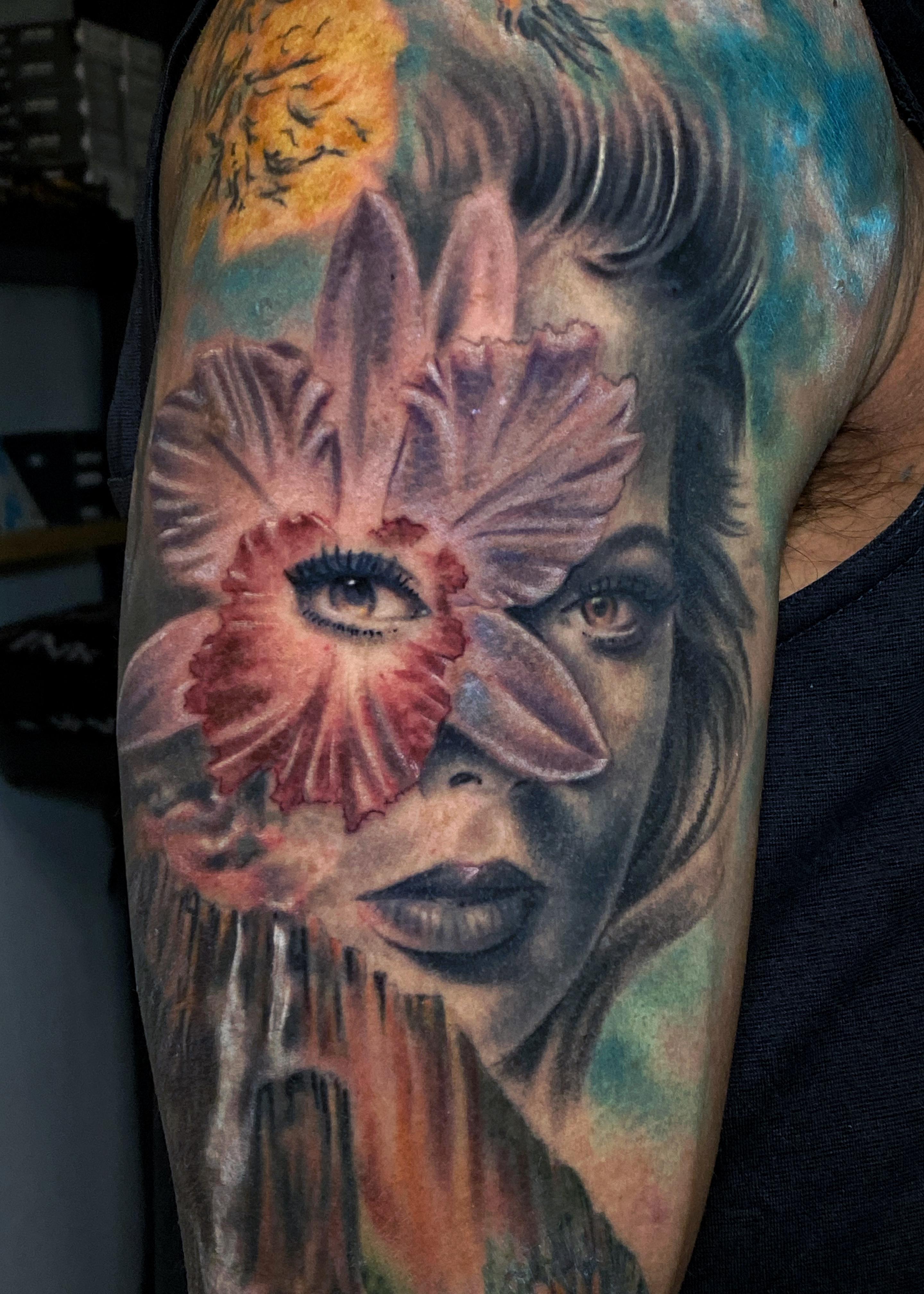 Línea fina minimalista flores en Las Condes - Samsara Tattoo