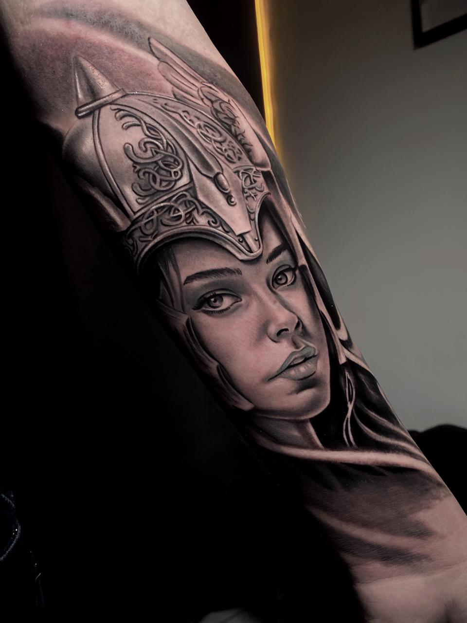 Minimalista trazos en La Reina - Samsara Tattoo